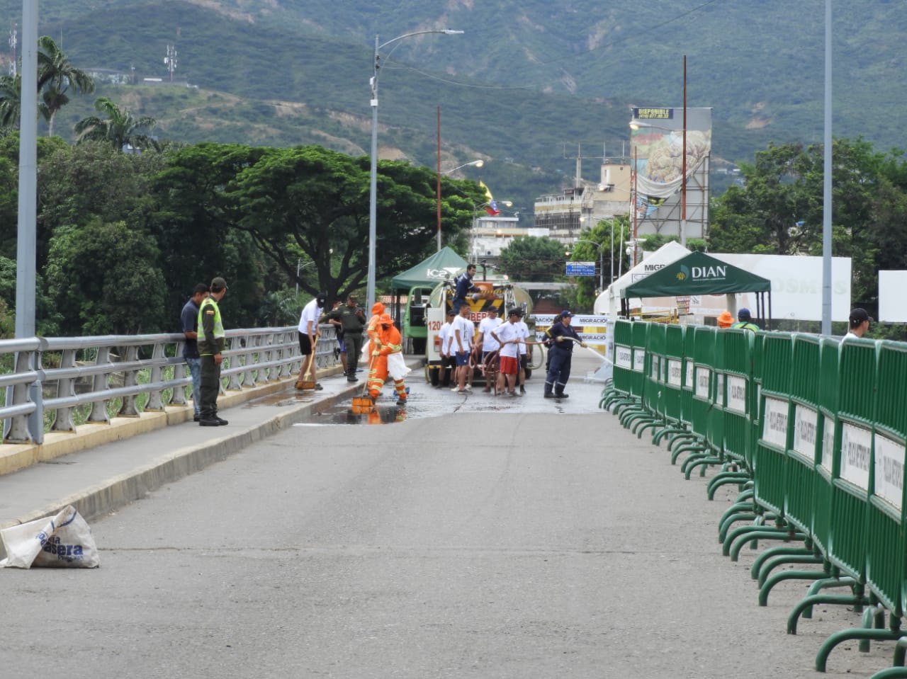 jornada-masiva-de-embellecimiento-y-lavado-fue-realizada-en-el-puente-internacional-simón-bolívar 