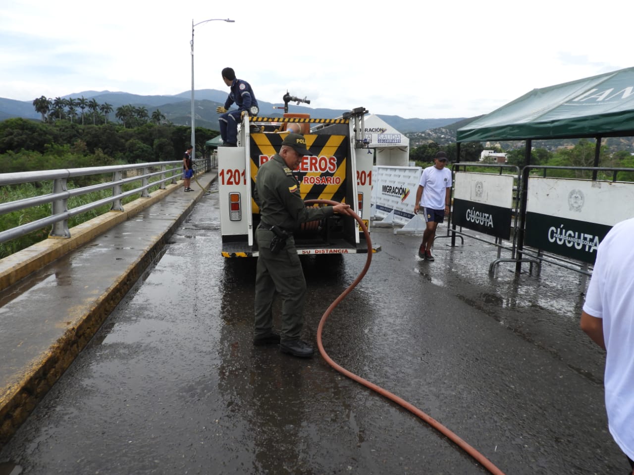 jornada-masiva-de-embellecimiento-y-lavado-fue-realizada-en-el-puente-internacional-simón-bolívar 