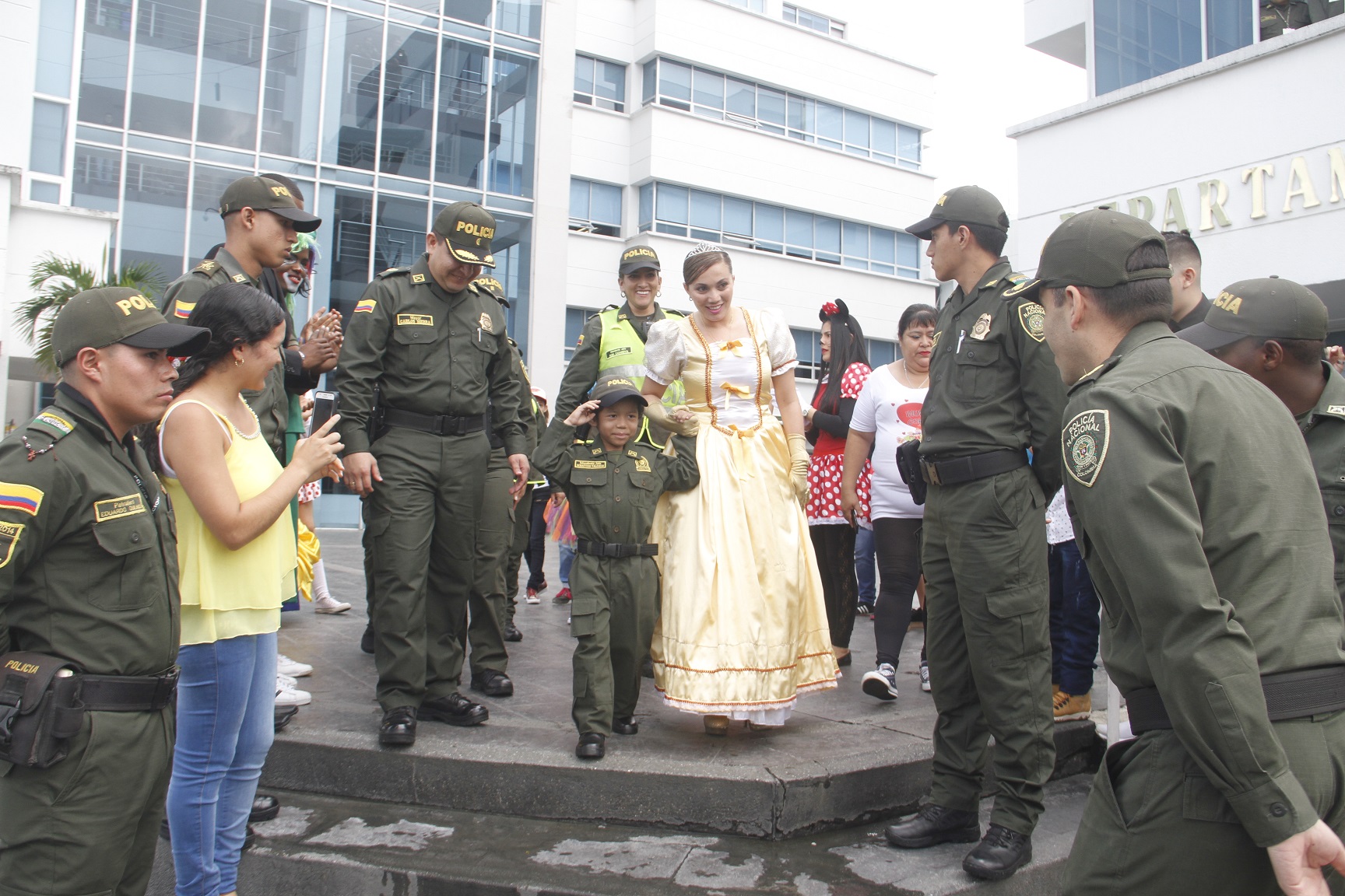 Policía cumple el sueño de un niño Sebastian fue policía por un día