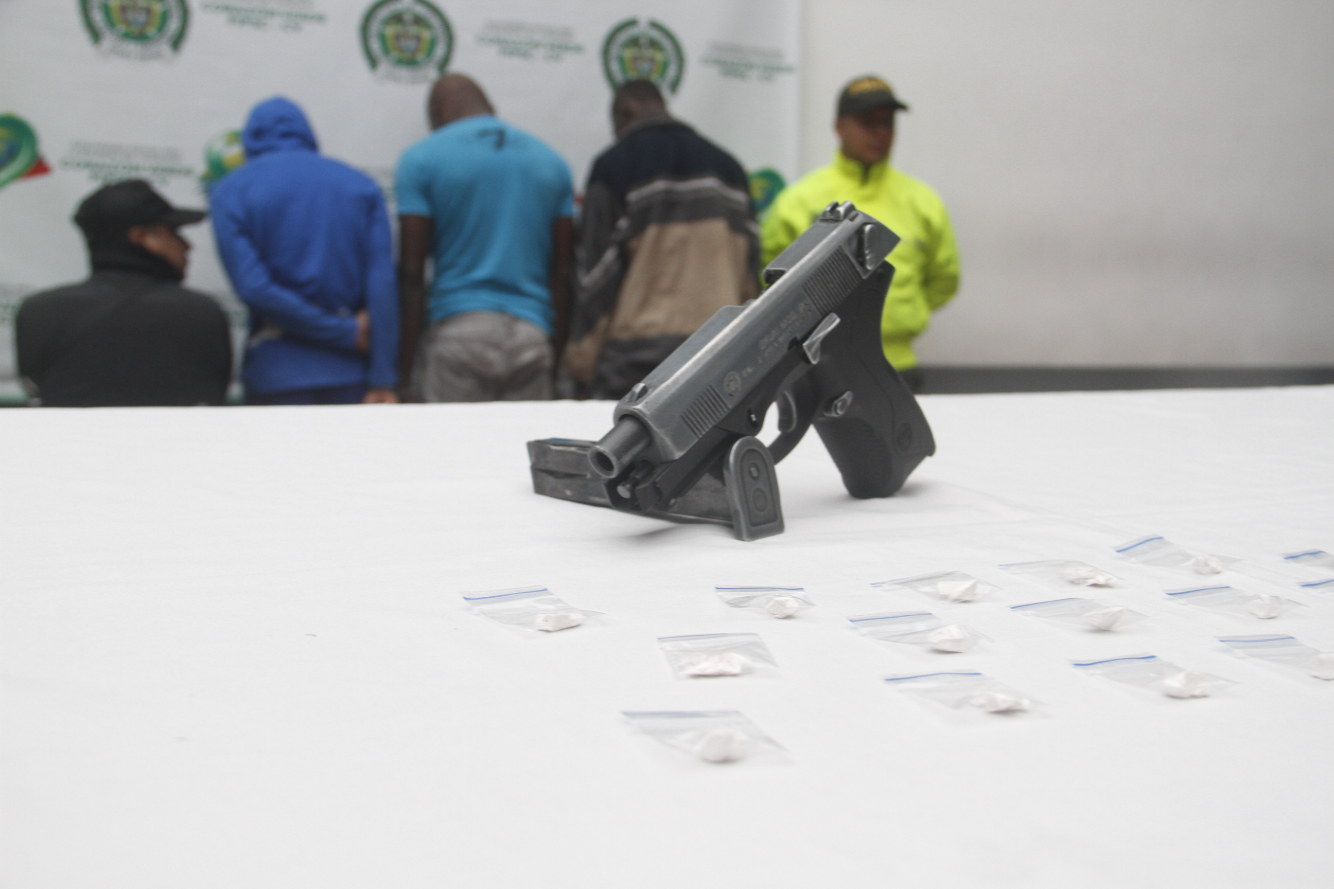 Dedicados al tráfico de estupefacientes en comuna 21 de Cali A 'Los del viery' les fue Incautada en opertaivo un arma de fogueo y estupefacientes