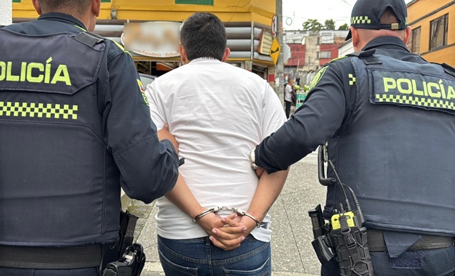 Dos polic&iacute;as con un capturado 