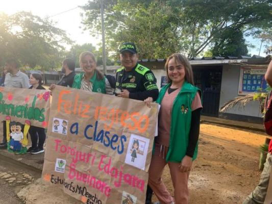 Polic&iacute;a y autoridades de seguridad con la comunidad regreso clases Seguro