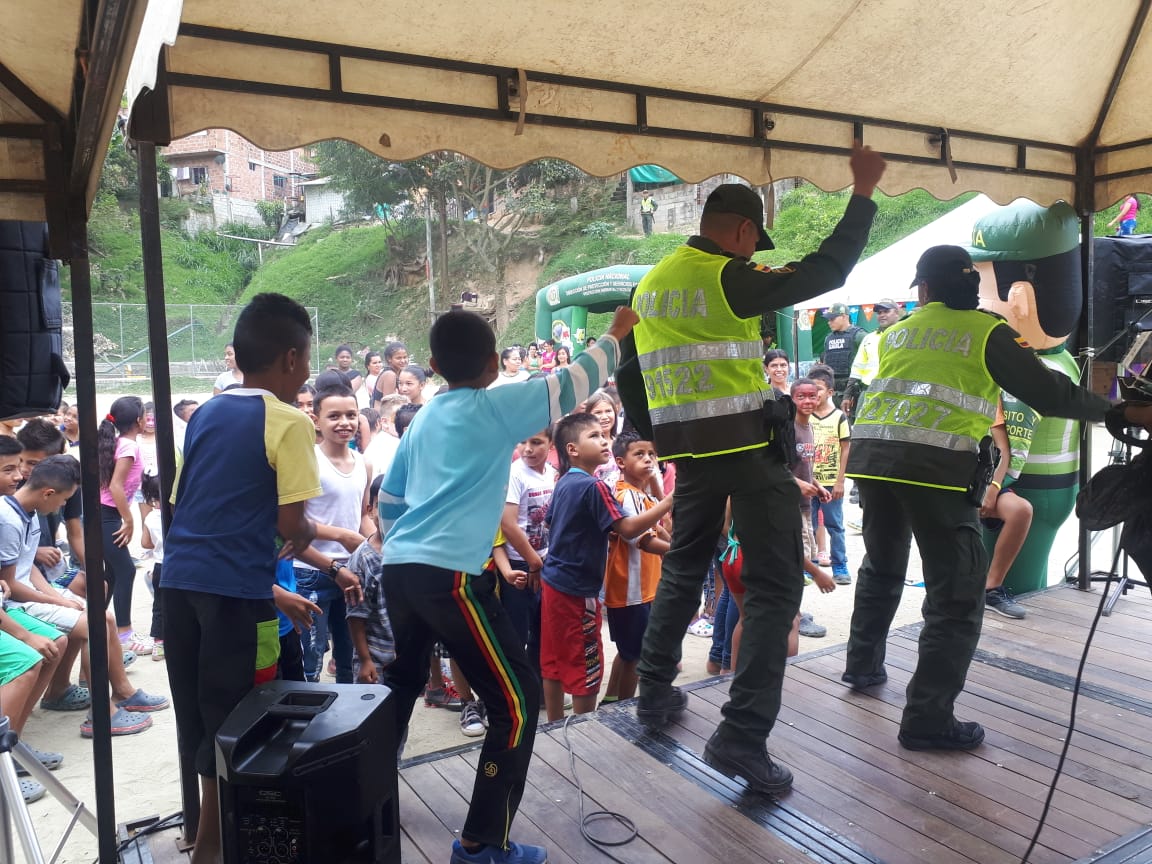 Recreación por parte de Policías en comuna 13 de Medellín