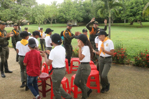 Grupo-de-carabineros-celebra-el día-de-la-familia-en-municipio-de-turbaco Grupo-de-carabineros-celebra-el día-de-la-familia-en-municipio-de-turbaco