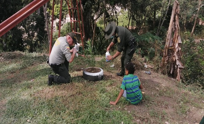 vida y color a los espacios de recreación y esparcimiento Comunidad y Policía se unen para embellecer el parque del corregimiento