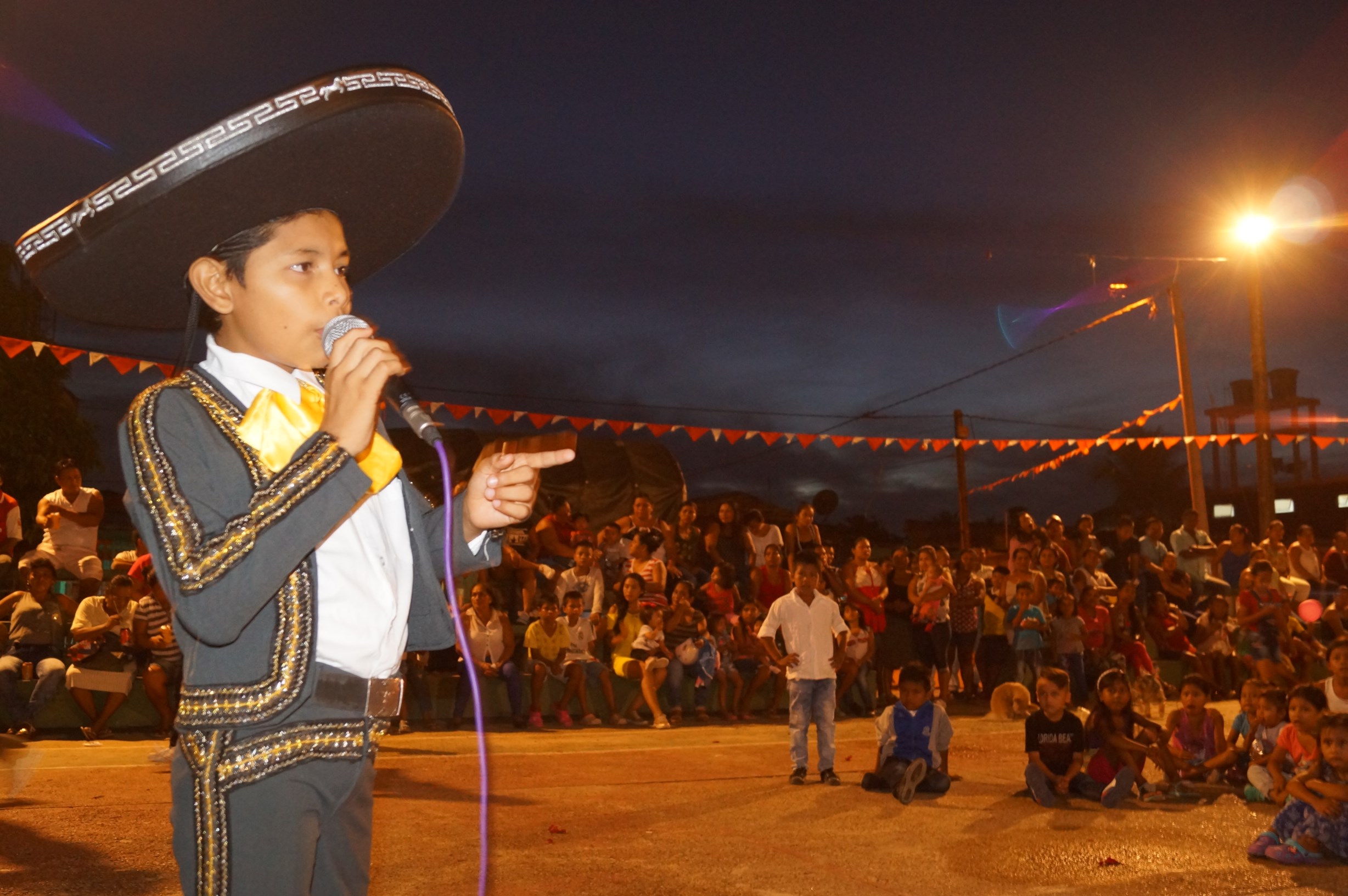 Policía de prevención y líderes comunitarios  Llevaron alegría a las madres y sus hijos.