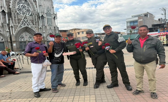 Policías entregando rosas a la comunidad en amor y amistad 