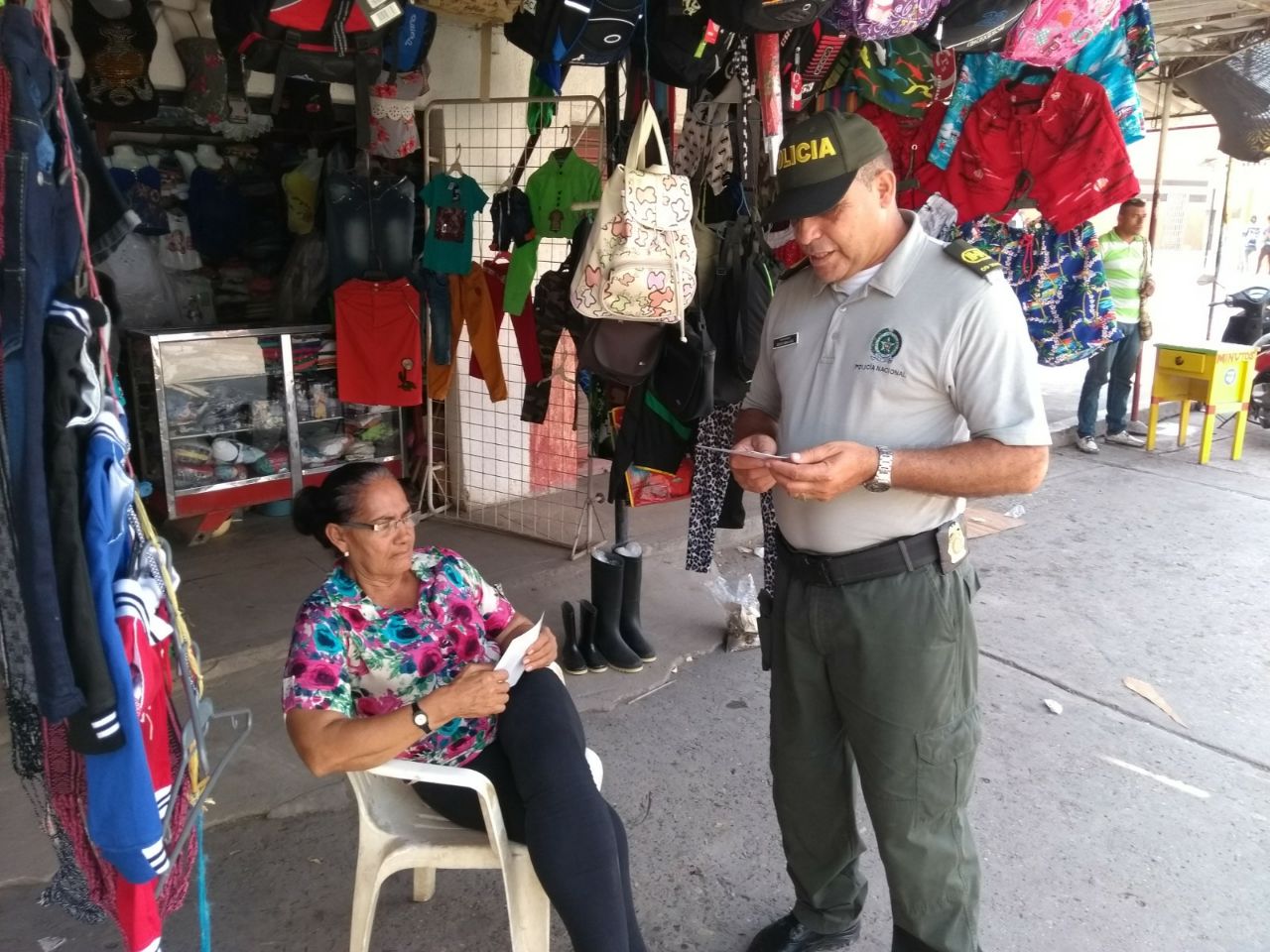 Campaña de difusión de la línea antiterrorista en Fundación campaña-difusion-linea antiterrorista-SIPOL-PRECI-comercio-fundacion-magdalena