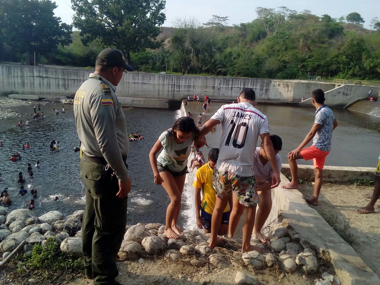 Actividades de Policía de Turismo, prestando seguridad en los balnearios recomendaciones-seguridad balneario-GUTUR-rio frio-turismo-semana santa-yo protejo la vida-magdalena