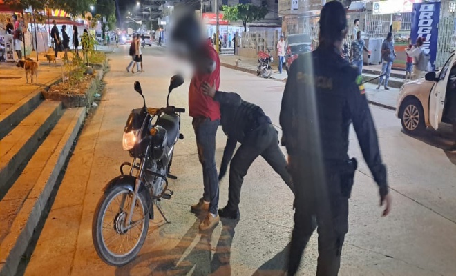 Persona capturada-policías custodiando