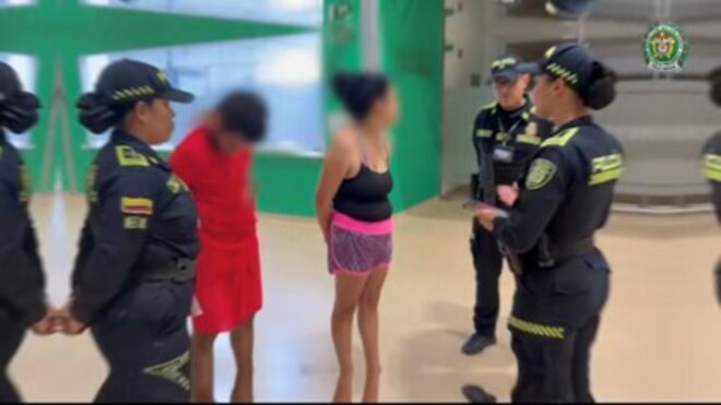 Tres funcionarios de la Policía junto a dos personas capturadas en las instalaciones del aeropuerto 