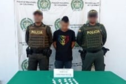 Persona capturada-policías custodiando