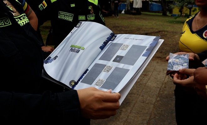 libro album con estampillas la mano de un policia