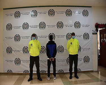 Alias “Marlon” fue capturado mediante orden judicial por el delito de homicidio 1 persona capturada-policías custodiando