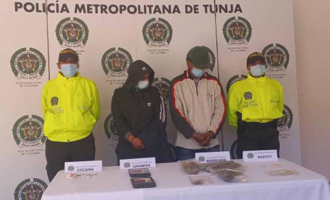 Policía leyendo derechos del capturado 