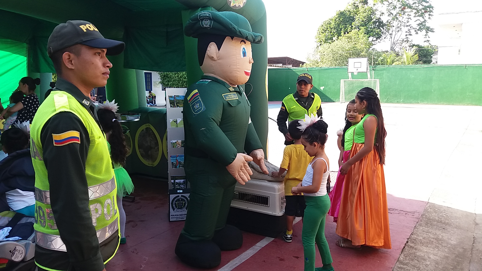 La policía de protección al medio ambiente y docentes del colegio naval promueve la iniciativa ambientalista 