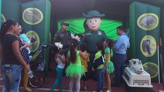 La policía de protección al medio ambiente y docentes del colegio naval promueve la iniciativa ambientalista 