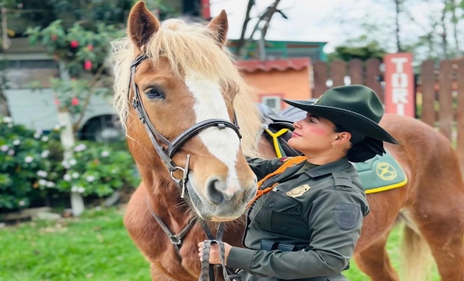 señora oficial con un caballo 
