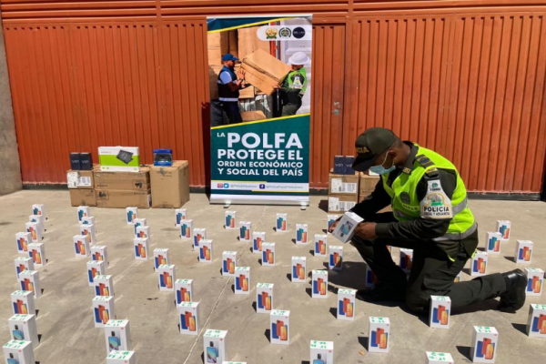 mercancía incautada-policía verificando