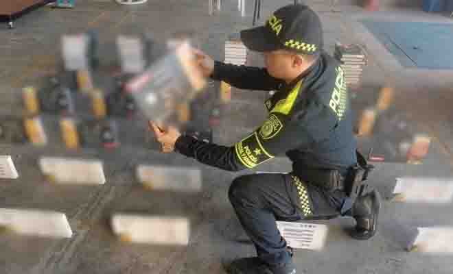 polic&iacute;a revisando juguetes decomisados en santa marta