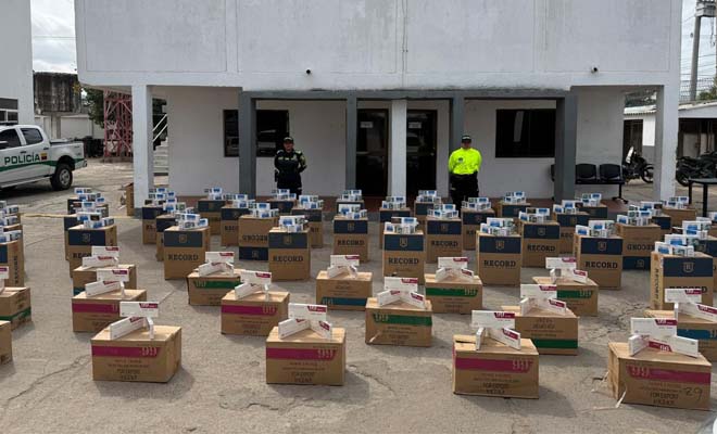 policias custodiando cajas con cigarrillos de contrabando