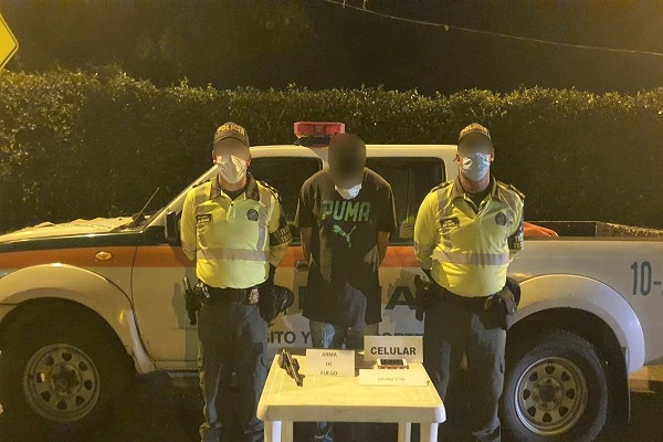 6 kilos de marihuana fueron hallados en una maleta  Encaletado en un tarro con aceite se halló un arma de fuego