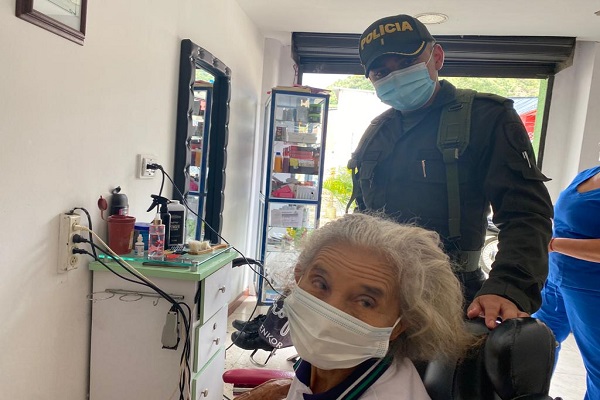 Nuestra Policía, no dejo por alto sus 78 años Festejo de cumpleaños a adulto mayor