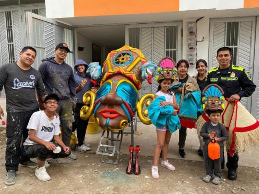 Patrullero elabora junto a su familia disfraz individual para los carnavales de Negros y Blancos   En su tiempo libre y en el garaje de su casa crea junto a su familia al ‘Guardián del Sur’.