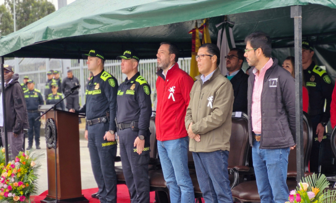 Alcalde de Bogot&aacute;, secretario de seguridad y Polic&iacute;a en ceremonia de entrega de motocicletas nuevas
