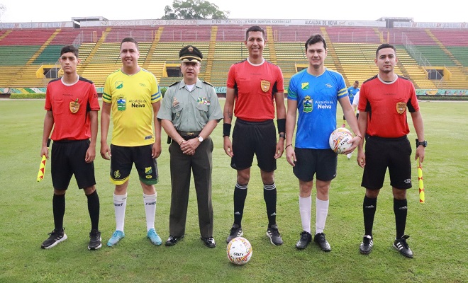 Autoridades y jóvenes barristas se integraron en un partido de fútbol.