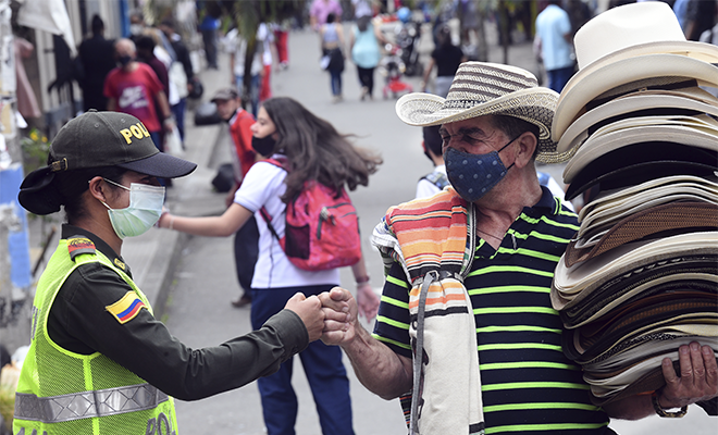 Auxiliar de Policía saluda a ciudadano en Medellín