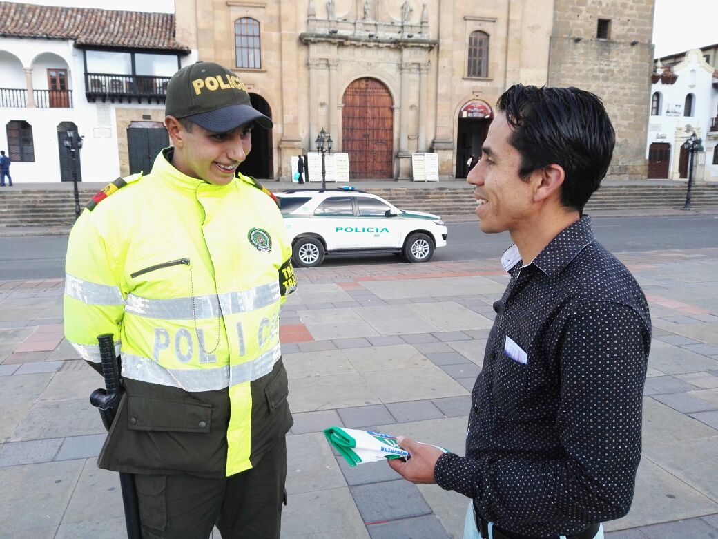 uniformado-entrega-dinero-extraviado uniformado-entrega-dinero-extraviado