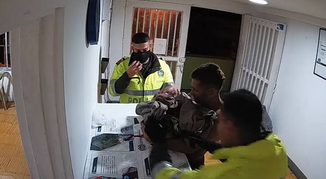 Uniformados atienden voces de auxilio y lograron salvar la vida de esta pequeña. En oportuna reacción del personal del CAI Fátima y siguiendo instrucciones de la central de radio, salvan la vida de una bebe de