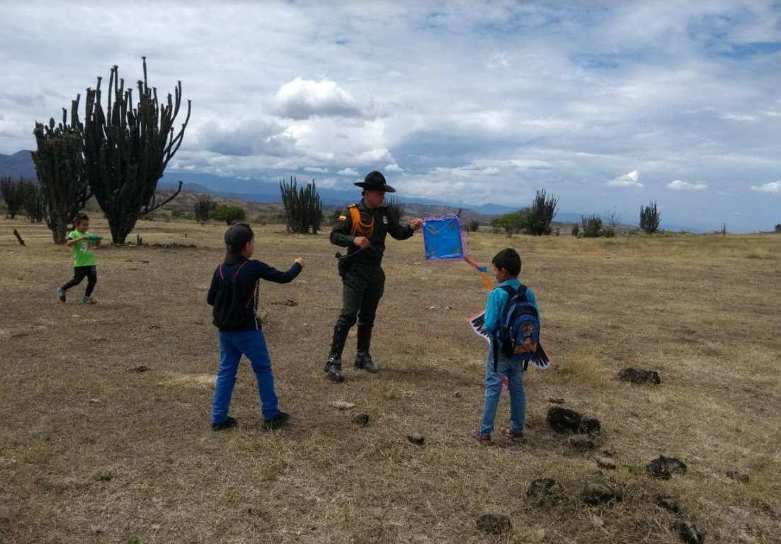 juntos elevamos cometas en el desierto ayudamos_a_los_ninos