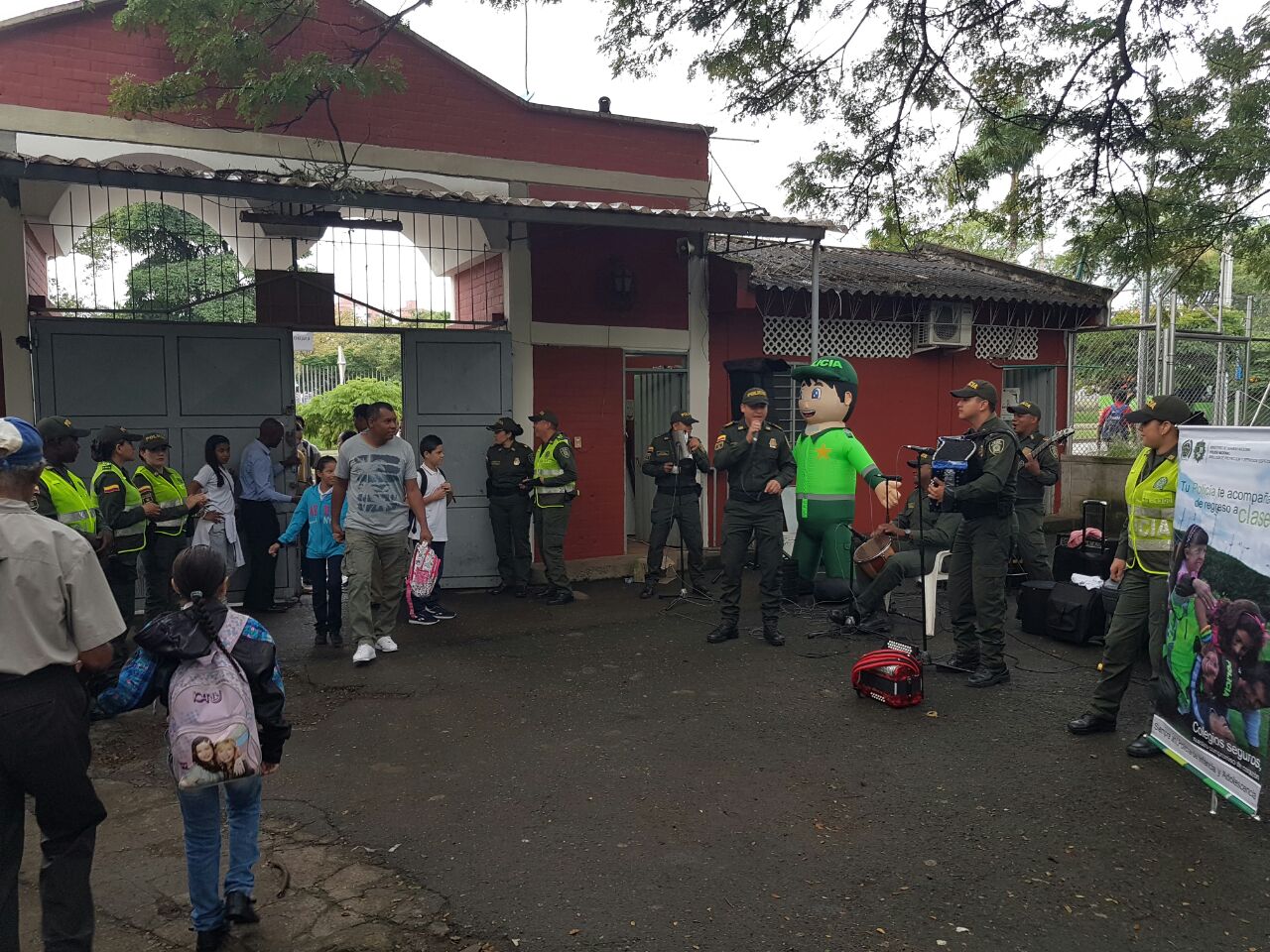 Acompañamos el regreso a clases en Cali Regreso a clases en Cali