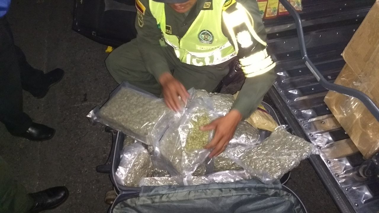 Continúa lucha frontal contra el narcotráfico la droga venía encaletada en una maleta en medio de prendas de vestir
