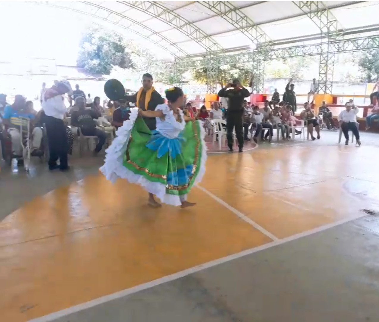 Al ritmo del san Juanero baila con un Carabinero Baile-san-juanero-reinado-inclusión-baraya-Policia-Carabineros