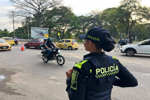 Policías ejerciendo presencia policial sobre vía publica