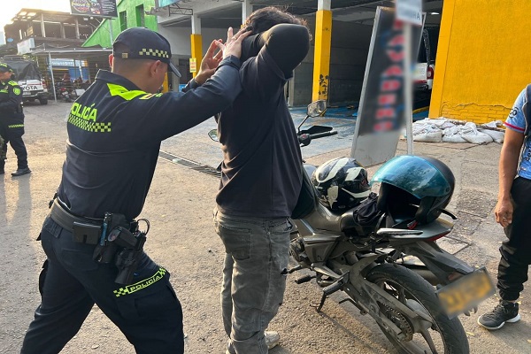 Policías realizando registro a persona a un ciudadano durante la realización de puesto de control