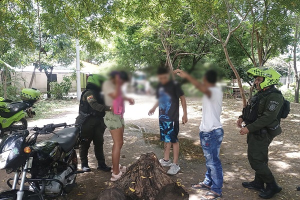 Dos Policías del GOES practicando el registro a personas a tres ciudadanos