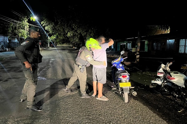 Policía realiza registro a una persona durante actividad de control