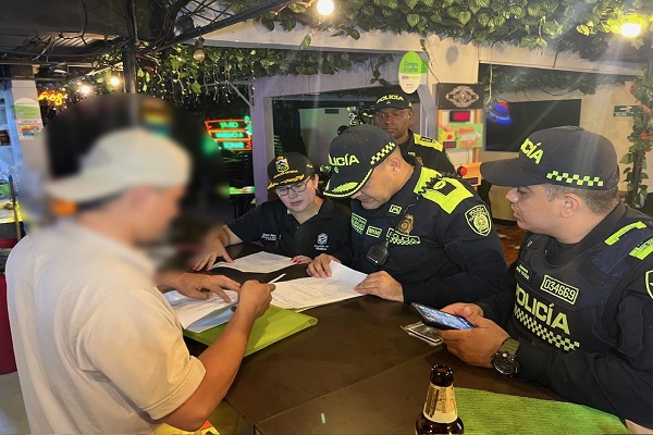 Tres Policías, funcionaria de la alcaldía y un ciudadano