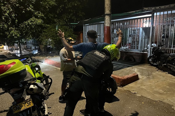 Uniformado realiza registro preventivo a una persona
