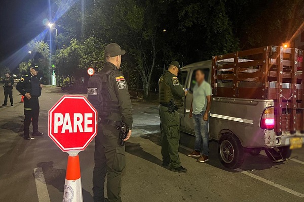 Tres Policías y un ciudadano en puesto de control