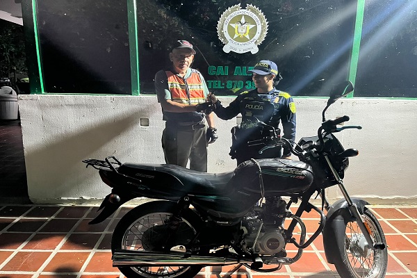 Polic&iacute;a entrega motocicleta recuperada a su propietario