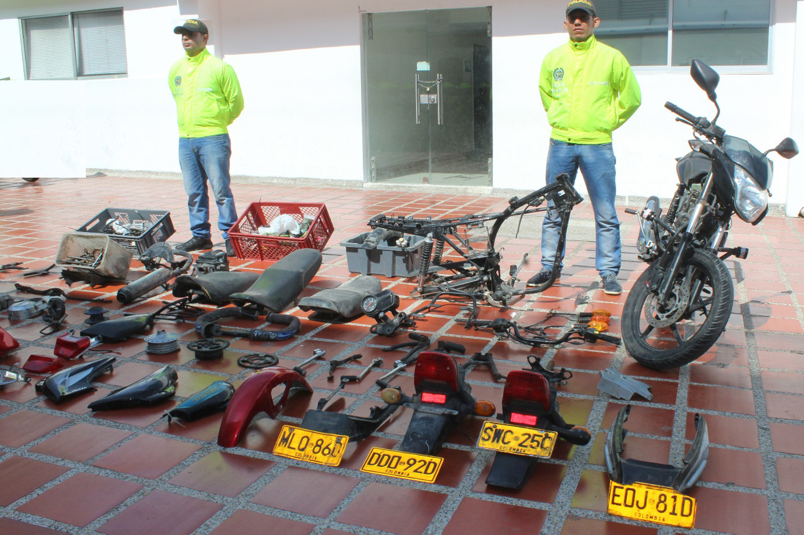 Algunas partes pertenencia a motocicletas que había sido denunciadas como hurtadas En el operativo policial se capturaron  dos personas