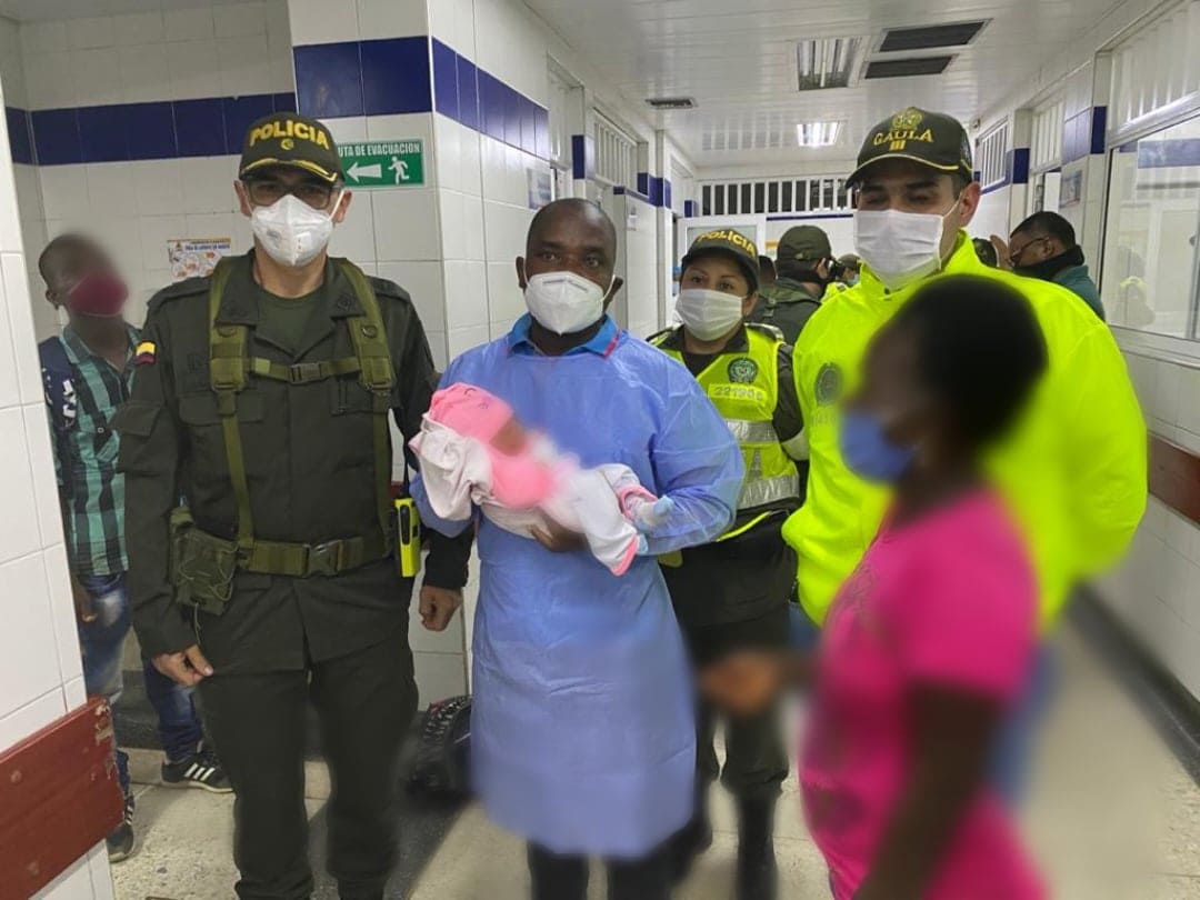 Bebe rescatada sana y salva Bebe rescatada sana y salva