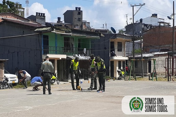 Binomio Policía y comunidad recuperan cancha de microfútbol en el barrio minuto de Dios Con ayuda de la comunidad recuperamos cancha de microfútbol en un barrio de Quibdó