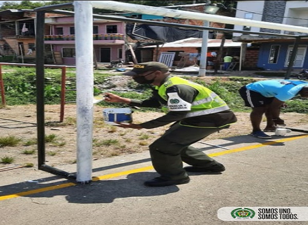 Binomio Policía y comunidad recuperan cancha de microfútbol en el barrio minuto de Dios Con ayuda de la comunidad recuperamos cancha de microfútbol en un barrio de Quibdó
