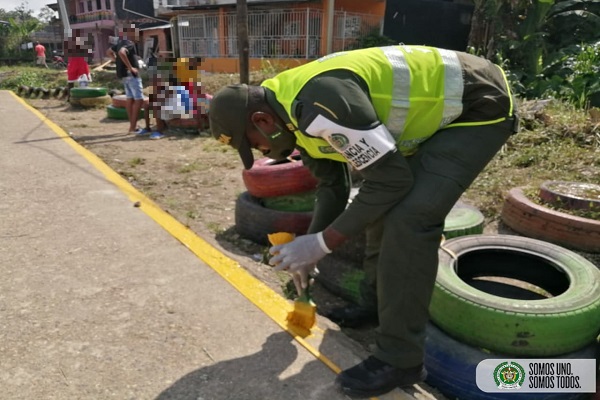 Binomio y Policía comunidad recuperan cancha de microfútbol en el barrio minuto de Dios Con ayuda de la comunidad recuperamos cancha de microfútbol en un barrio de Quibdó